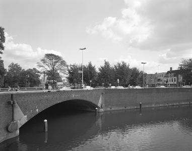 85937 Gezicht op de Tolsteegbrug over de Stadsbuitengracht te Utrecht, uit het noordwesten; rechts op de achtergrond ...